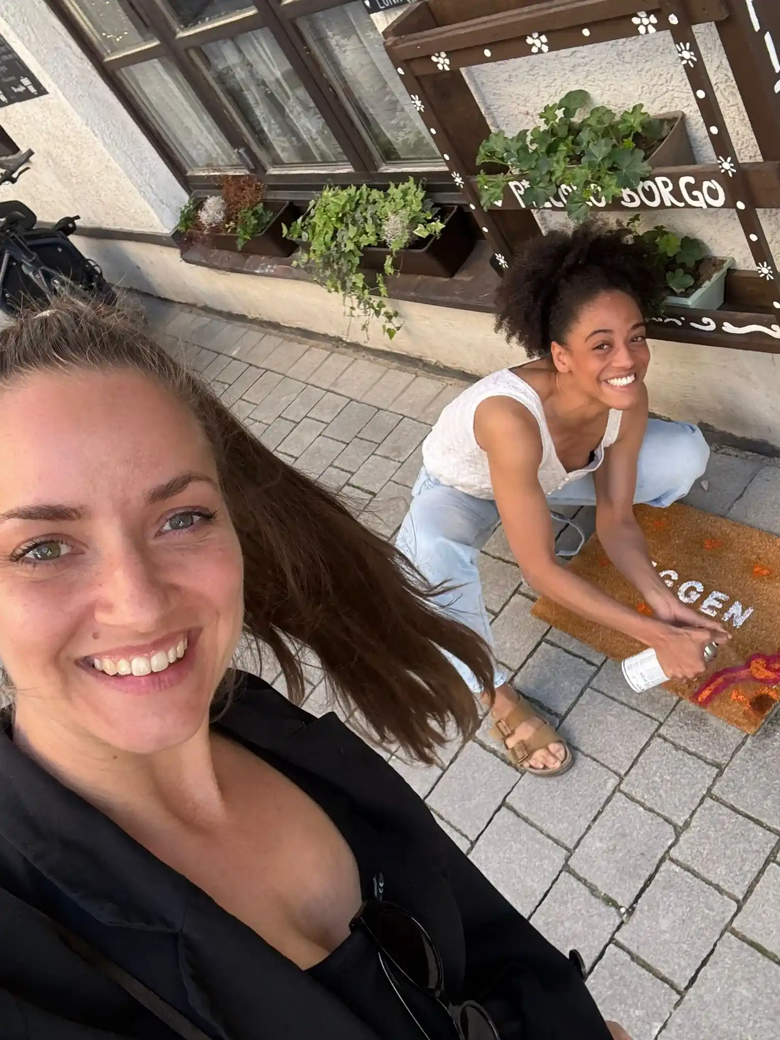 Handgemachte Jubiläums-Matte mit Ella Pilates Motiv an der Haustür